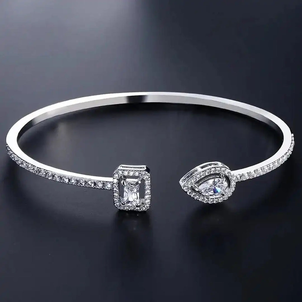 Brazalete Abierto de Oro con Dos Piedras
