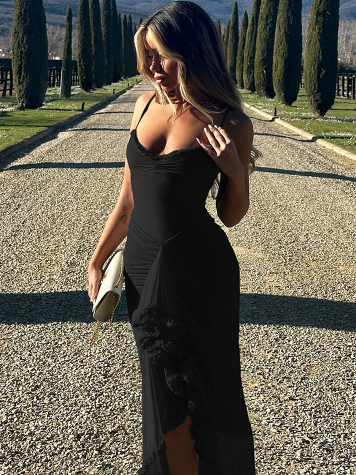 Elegante vestido largo de invitada de boda con volantes y tirantes finos | Maxi
