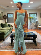 Elegante vestido largo de invitada de boda con volantes y tirantes finos | Maxi