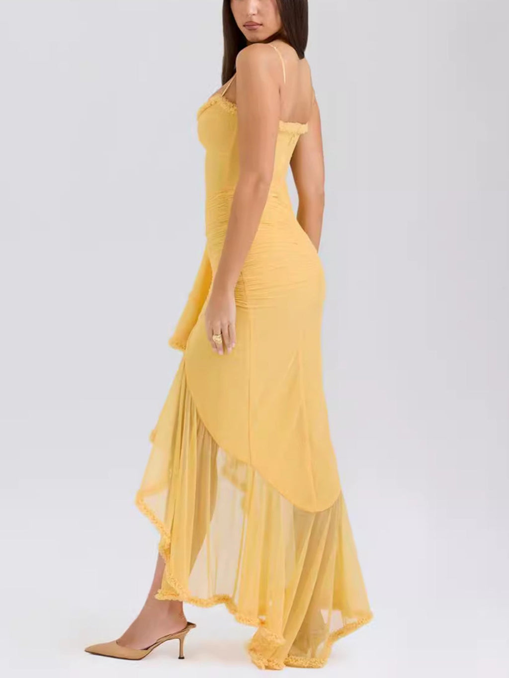 Elegante vestido largo de invitada de boda con volantes y tirantes finos | Maxi