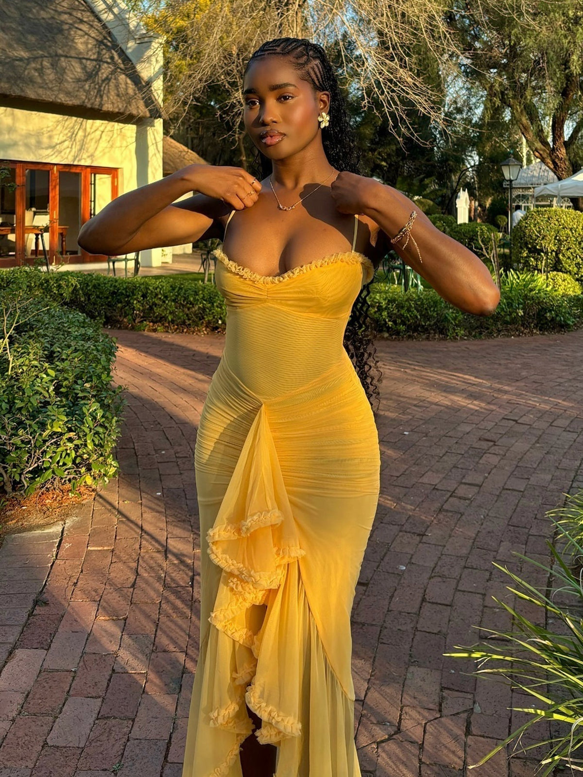 Elegante vestido largo de invitada de boda con volantes y tirantes finos | Maxi