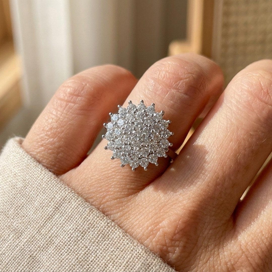 Anillo statement de racimo de cristales halo