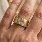 Anillo de Hoja Exquisito con Circonita Incrustada en Oro