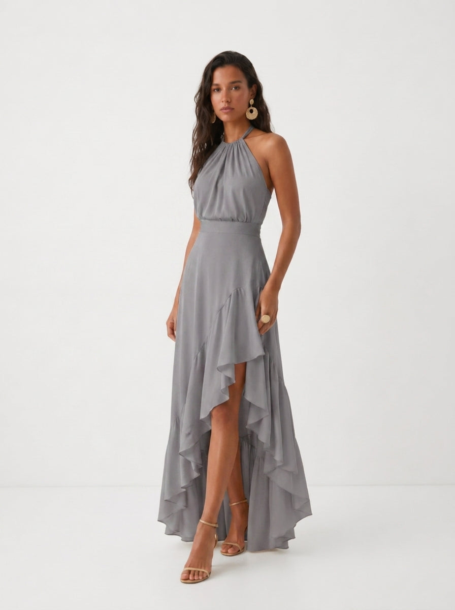 Elegante vestido de invitada de boda gris con cuello halter y bajo asimétrico de volantes