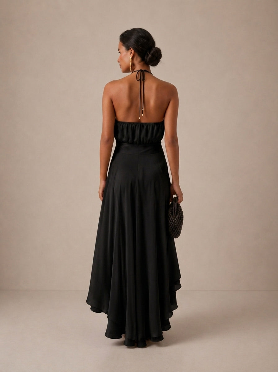Elegante vestido de invitada de boda con negro cuello halter y bajo asimétrico de volantes