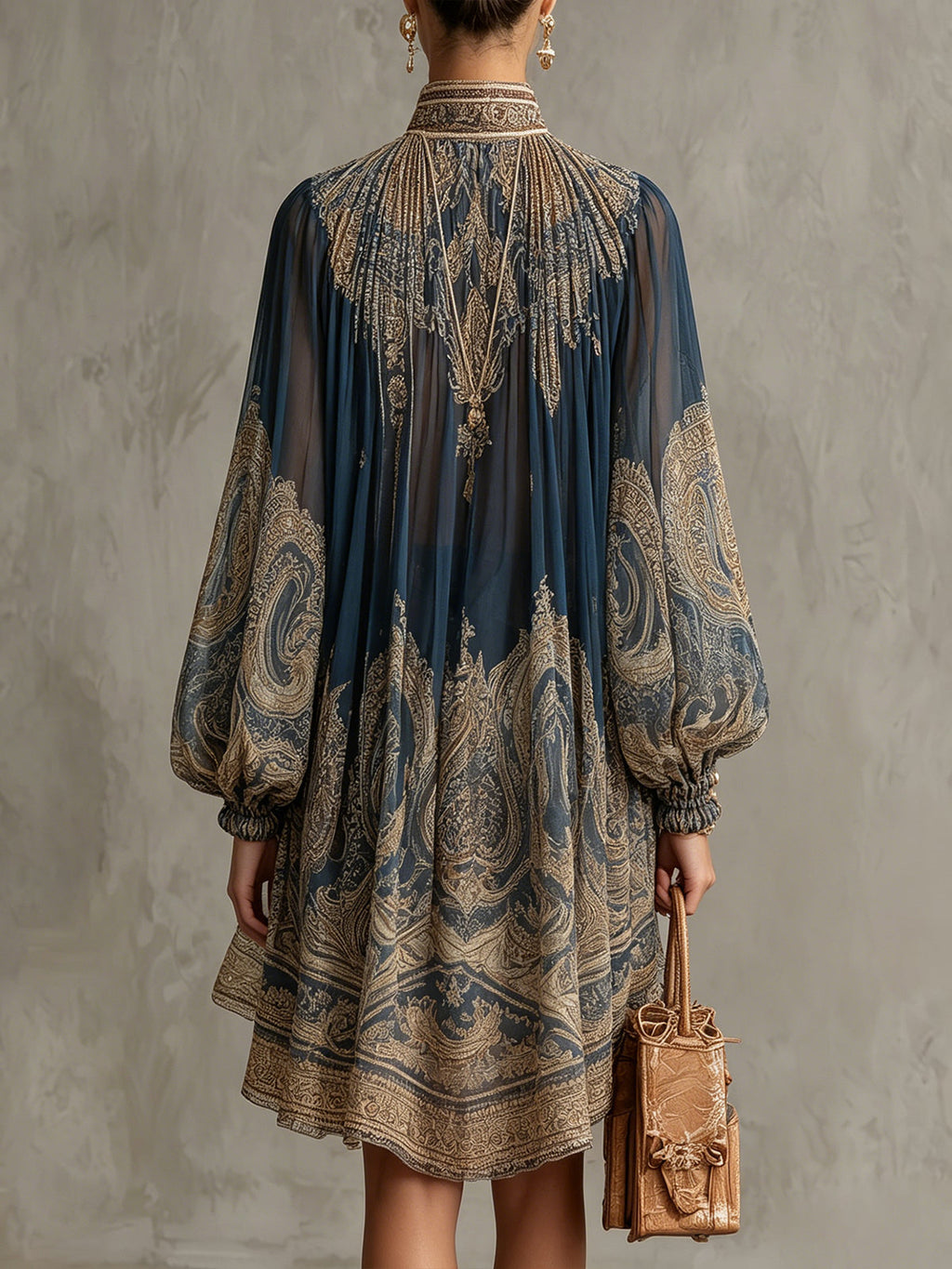 Vestido mini azul marino de chifón con cuello asimétrico y estampado barroco