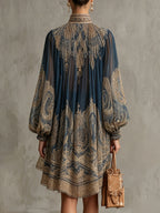 Vestido mini azul marino de chifón con cuello asimétrico y estampado barroco