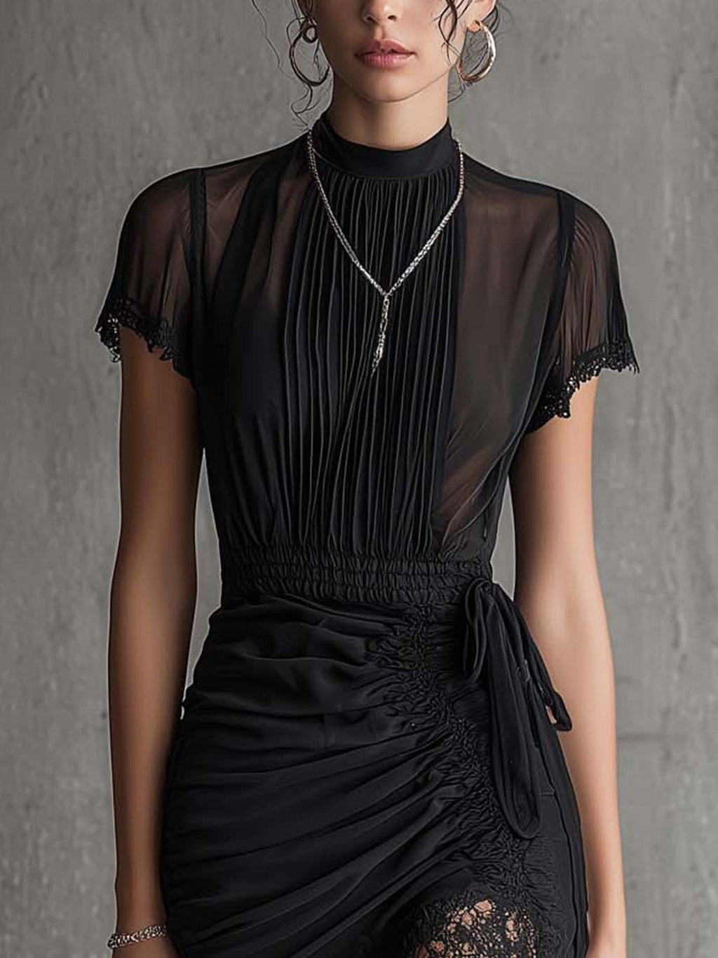 Vestido mini negro de chifón con cintura plisada y ribete de encaje