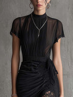 Vestido mini negro de chifón con cintura plisada y ribete de encaje