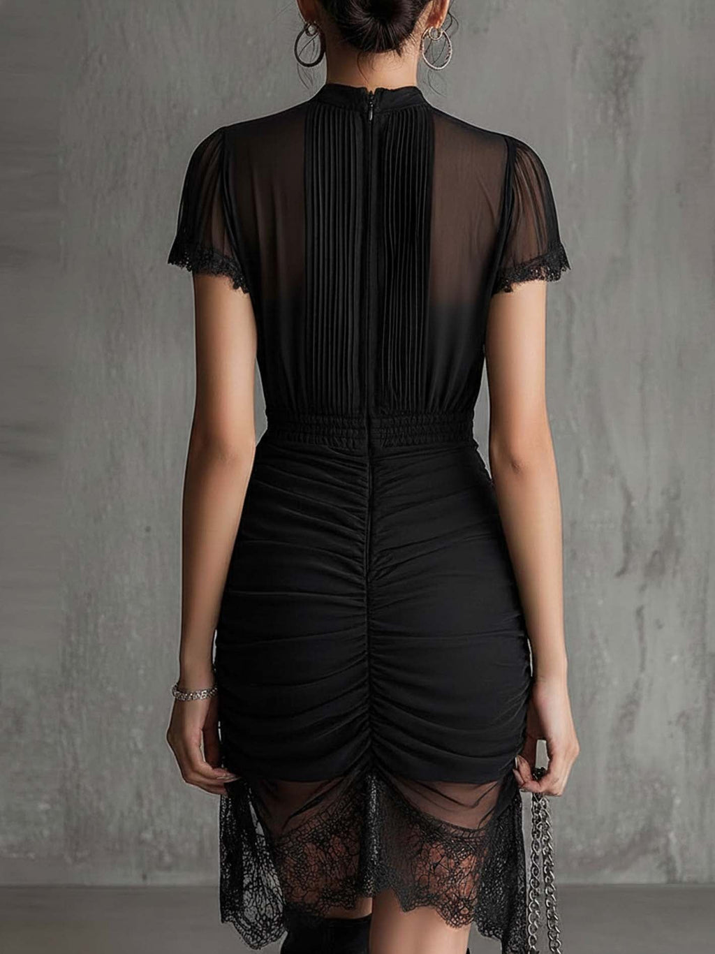 Vestido mini negro de chifón con cintura plisada y ribete de encaje