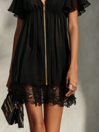 Vestido mini negro con ribete de encaje, cierre de cremallera y escote en V