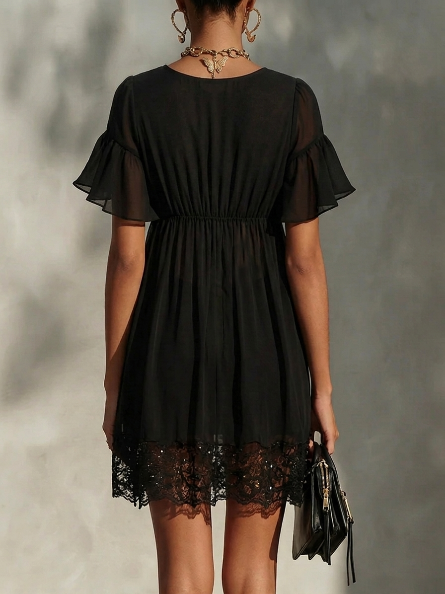 Vestido mini negro con ribete de encaje, cierre de cremallera y escote en V