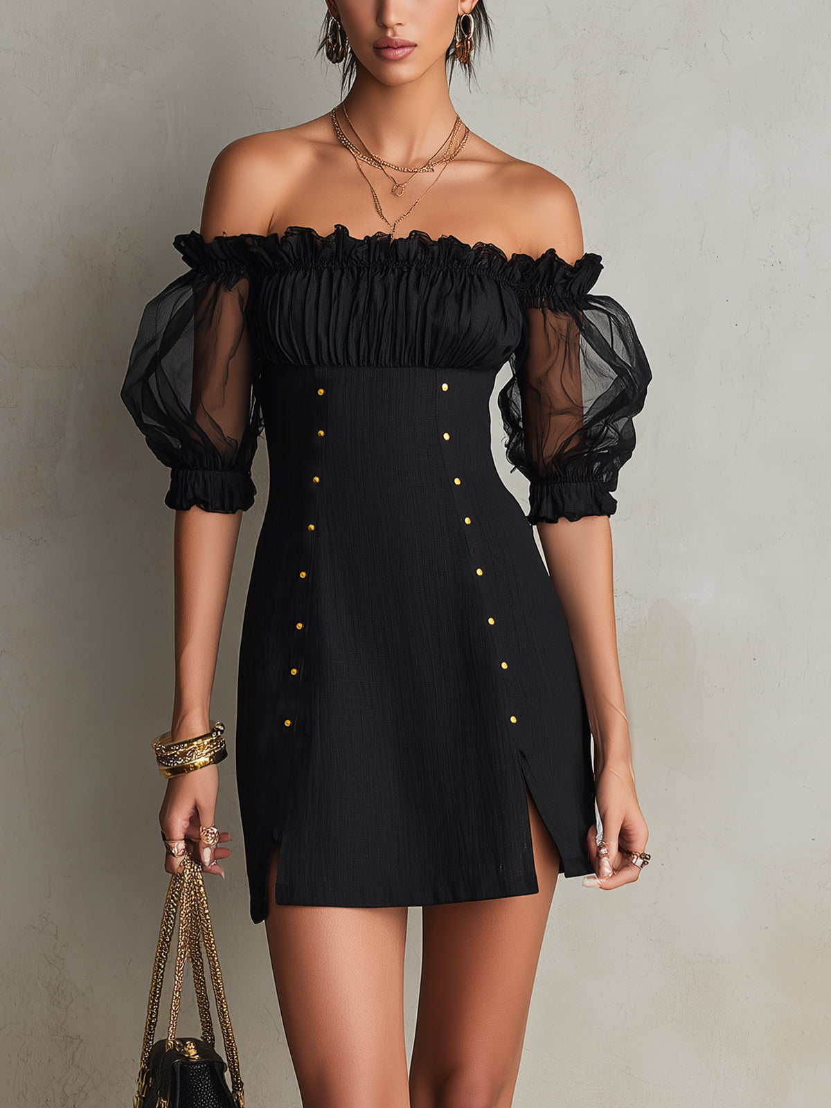Vestido mini negro con mangas abullonadas y tachuelas en los hombros