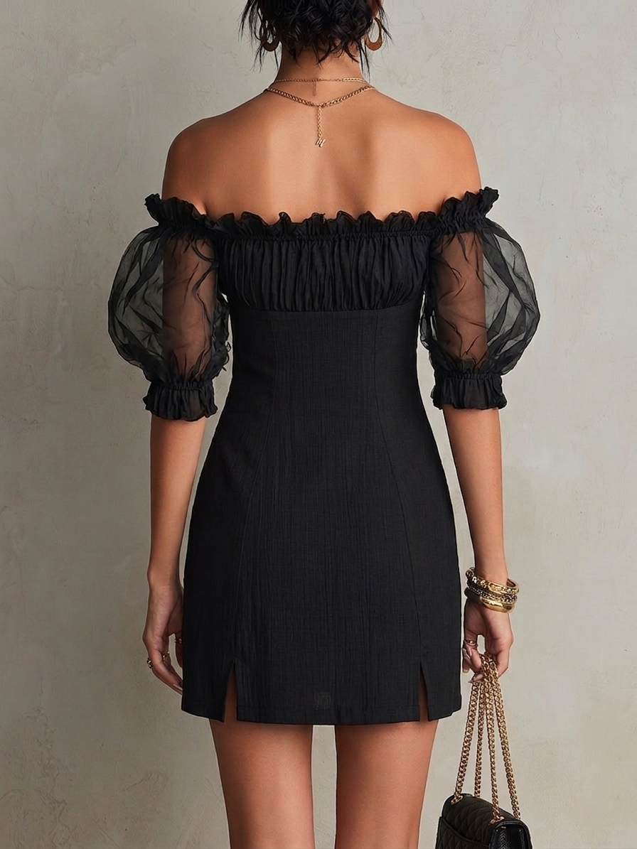 Vestido mini negro con mangas abullonadas y tachuelas en los hombros