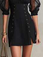 Vestido mini negro con mangas abullonadas y tachuelas en los hombros