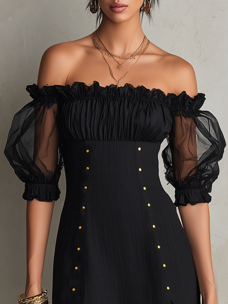 Vestido mini negro con mangas abullonadas y tachuelas en los hombros