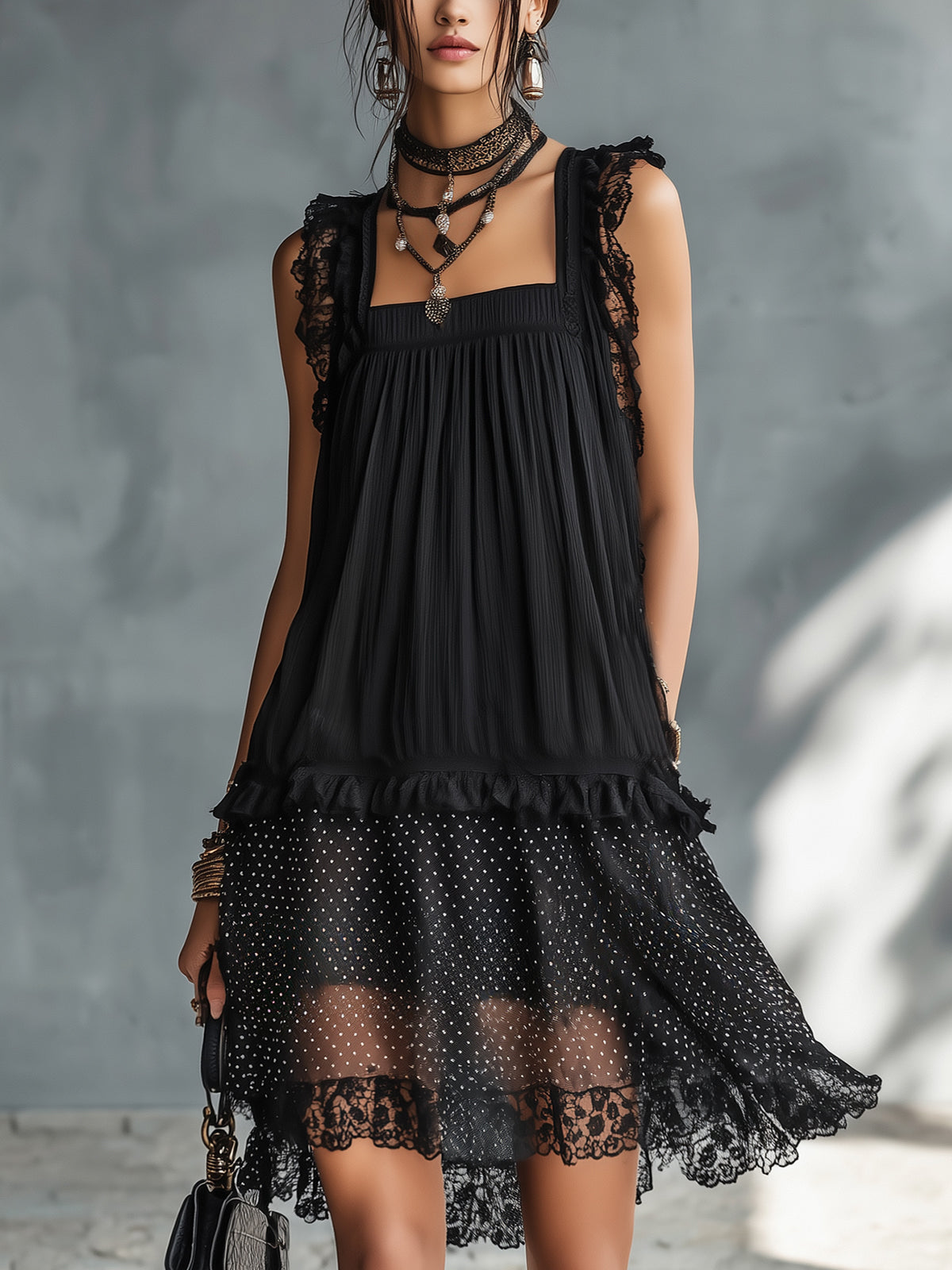 Ottilia | Vestido mini negro de corte trapecio, escote cuadrado y acabados de encaje