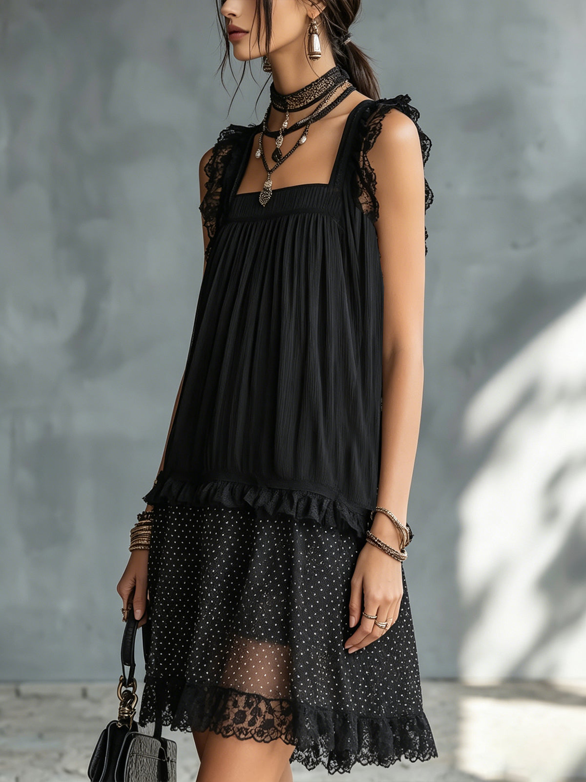 Ottilia | Vestido mini negro de corte trapecio, escote cuadrado y acabados de encaje