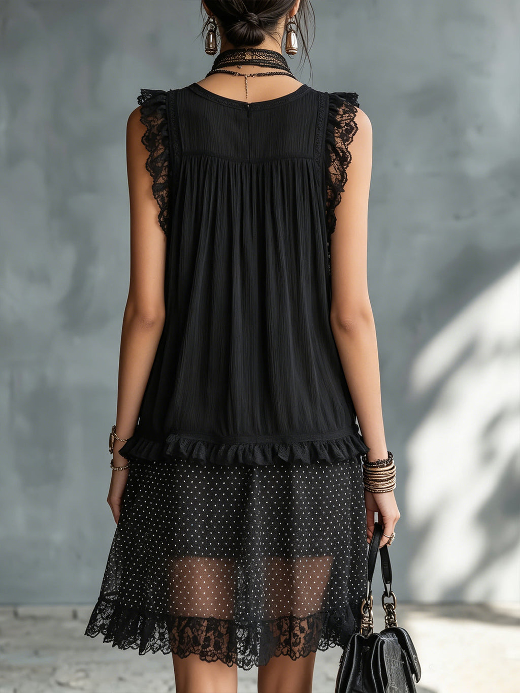 Ottilia | Vestido mini negro de corte trapecio, escote cuadrado y acabados de encaje