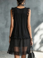 Ottilia | Vestido mini negro de corte trapecio, escote cuadrado y acabados de encaje