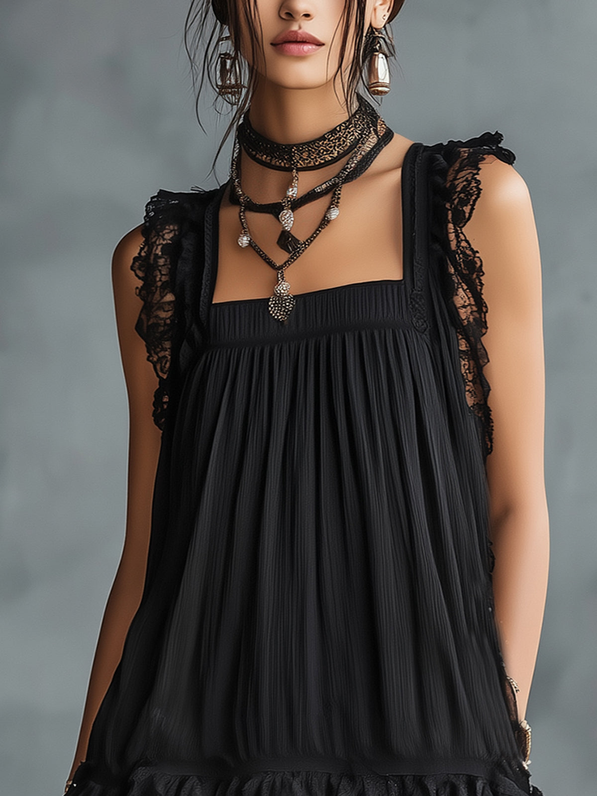 Ottilia | Vestido mini negro de corte trapecio, escote cuadrado y acabados de encaje