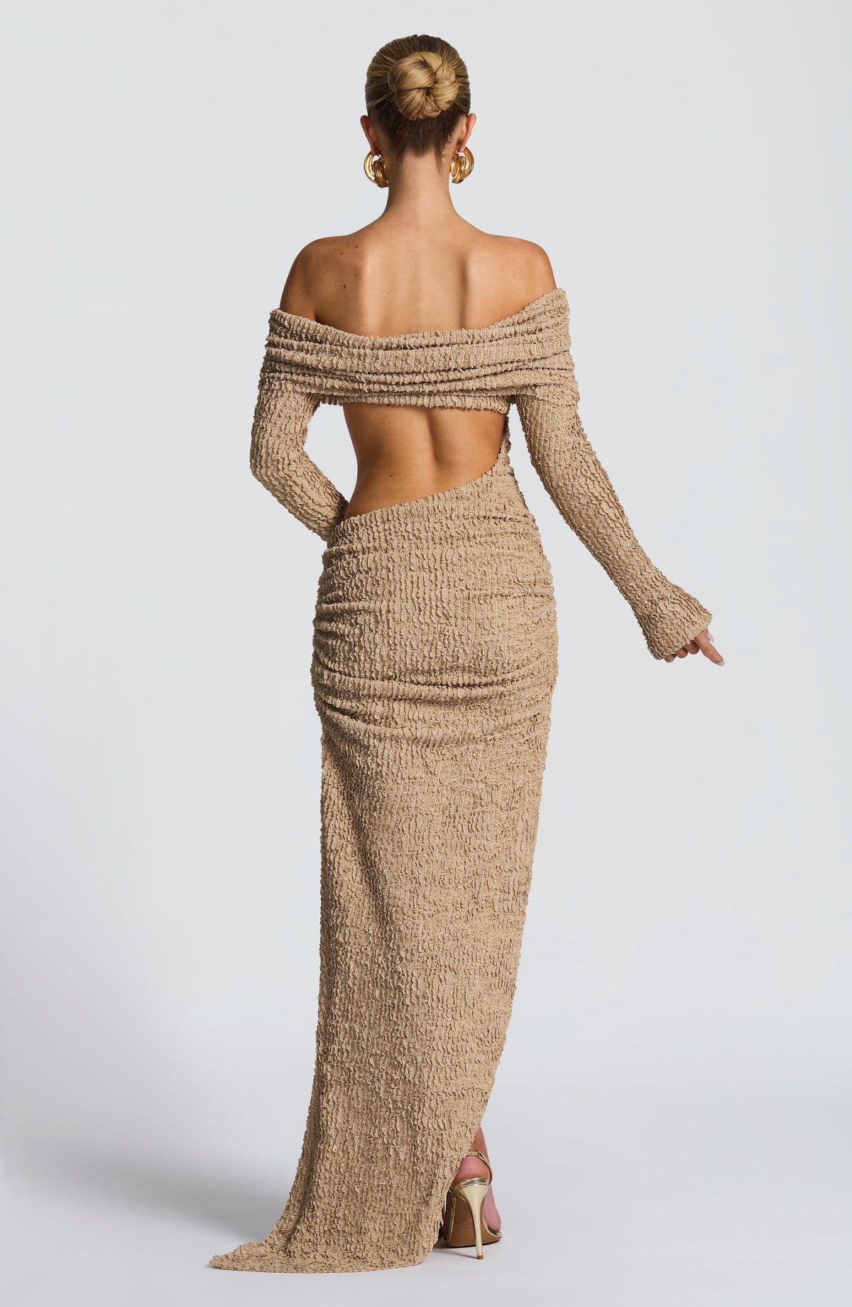 Refinado vestido beige de invitada de boda con escote bardot manga larga y abertura | Largo
