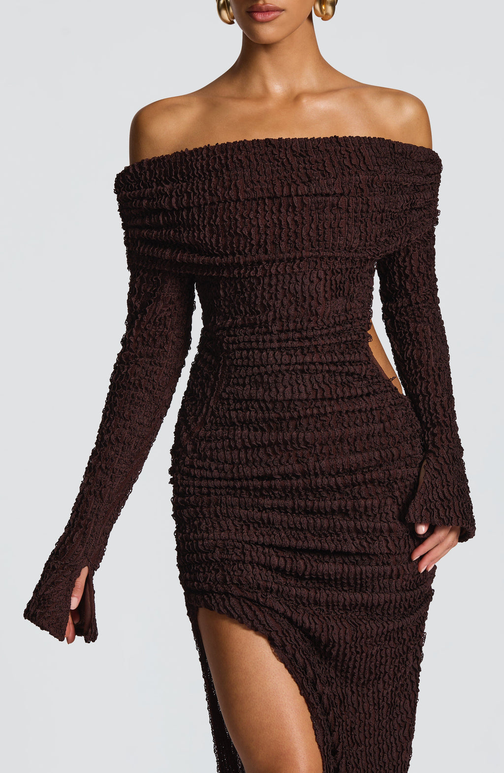 Refinado vestido marrón de invitada de boda con escote bardot manga larga y abertura | Largo