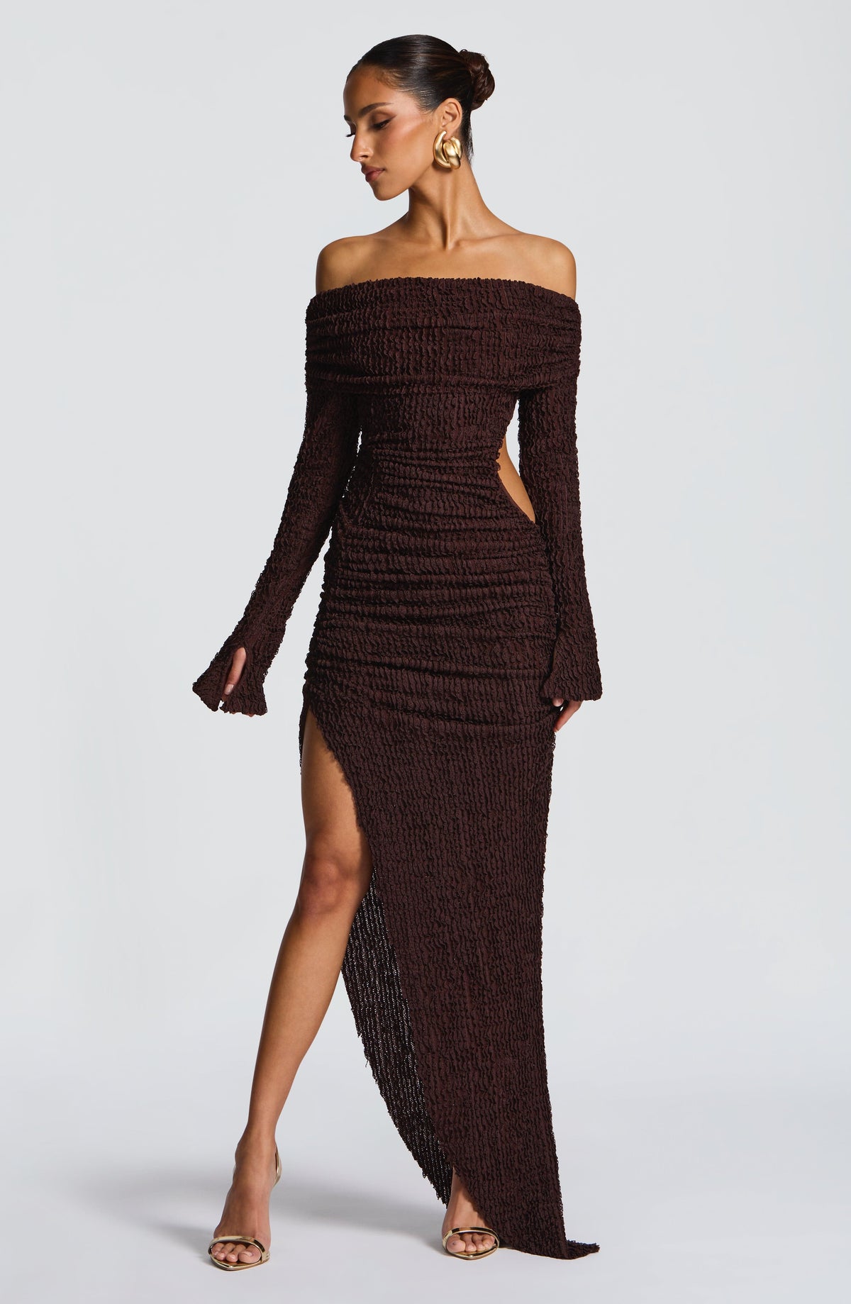 Refinado vestido marrón de invitada de boda con escote bardot manga larga y abertura | Largo