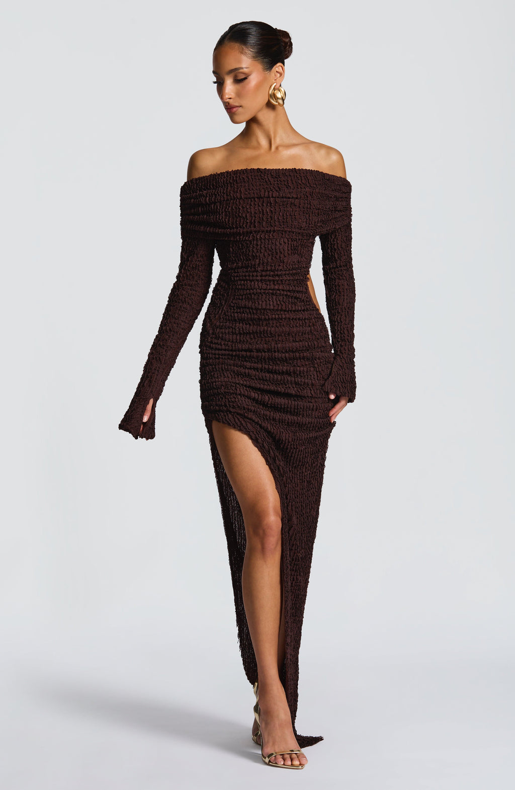 Refinado vestido marrón de invitada de boda con escote bardot manga larga y abertura | Largo