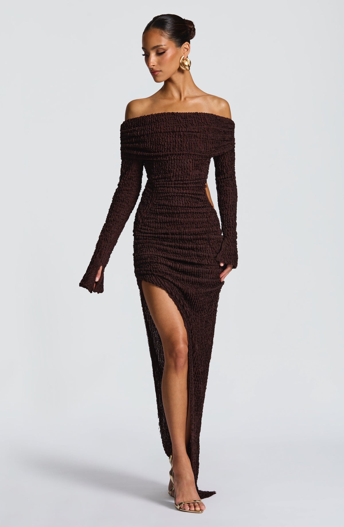 Refinado vestido marrón de invitada de boda con escote bardot manga larga y abertura | Largo