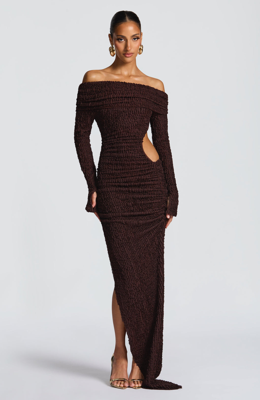 Refinado vestido marrón de invitada de boda con escote bardot manga larga y abertura | Largo