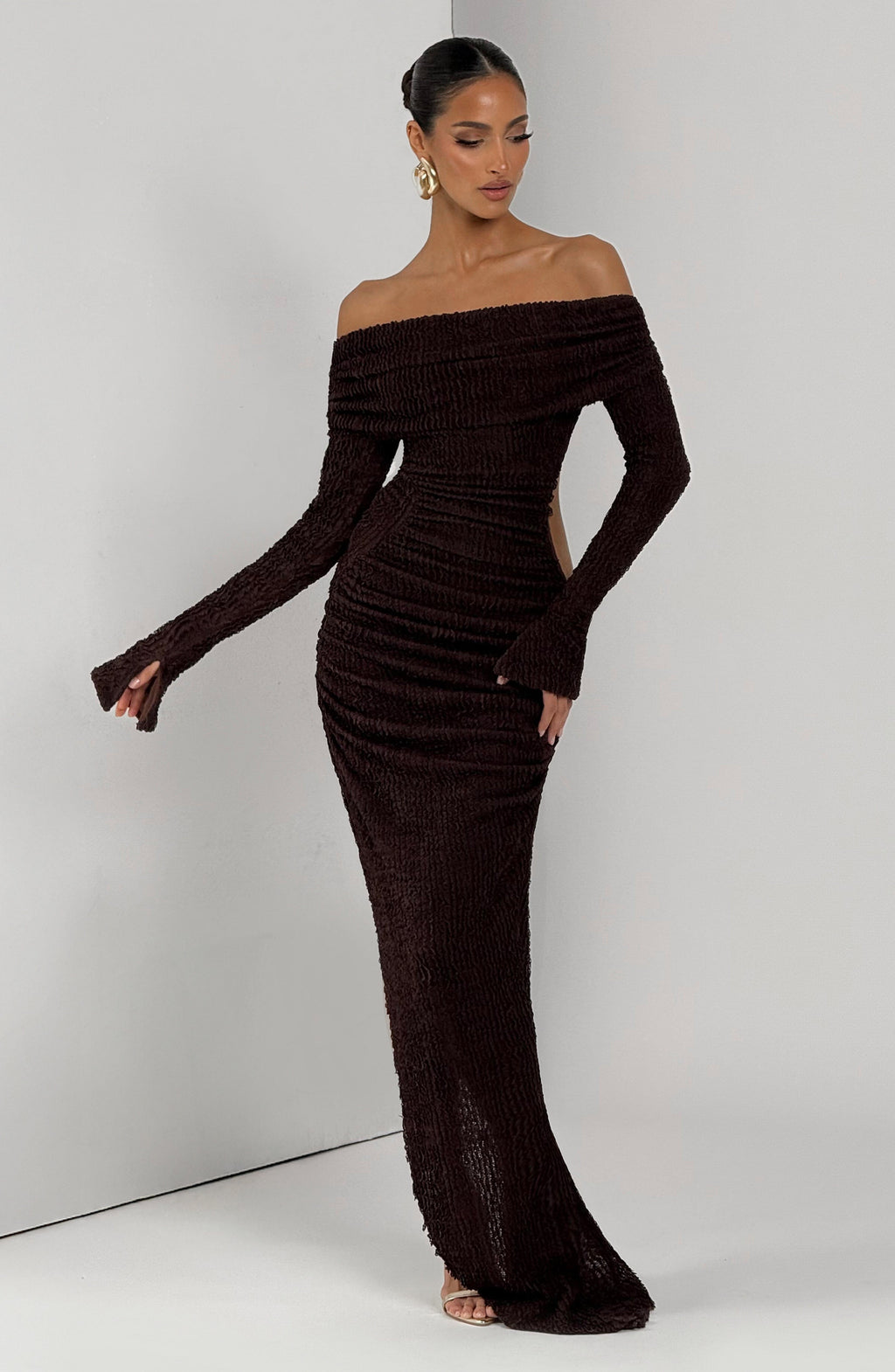 Refinado vestido marrón de invitada de boda con escote bardot manga larga y abertura | Largo