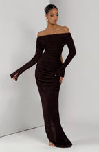 Refinado vestido marrón de invitada de boda con escote bardot manga larga y abertura | Largo