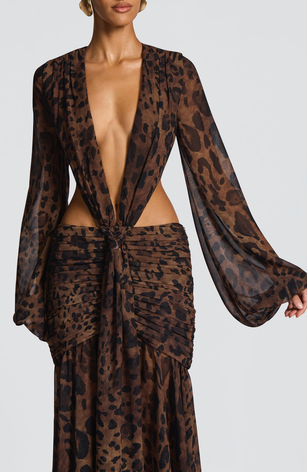 Estiloso vestido largo estampado de leopardo de invitada de boda con manga larga y escote profundo | Largo