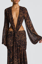 Estiloso vestido largo estampado de leopardo de invitada de boda con manga larga y escote profundo | Largo
