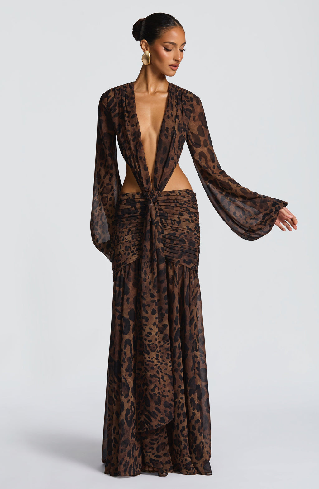 Estiloso vestido largo estampado de leopardo de invitada de boda con manga larga y escote profundo | Largo