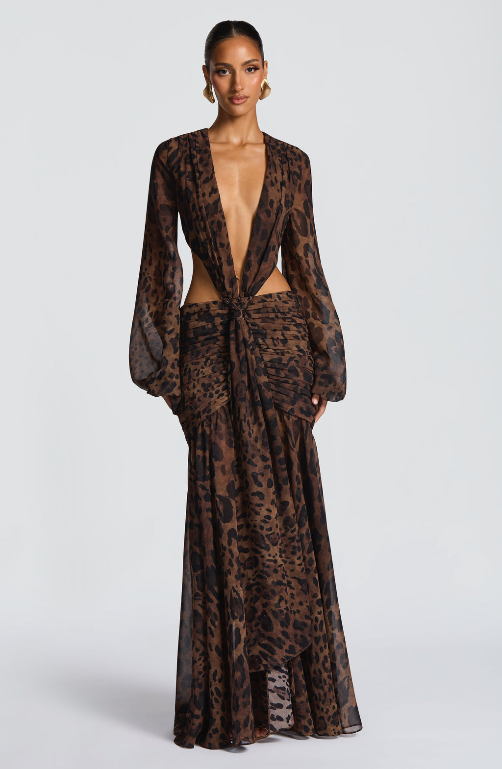 Estiloso vestido largo estampado de leopardo de invitada de boda con manga larga y escote profundo | Largo