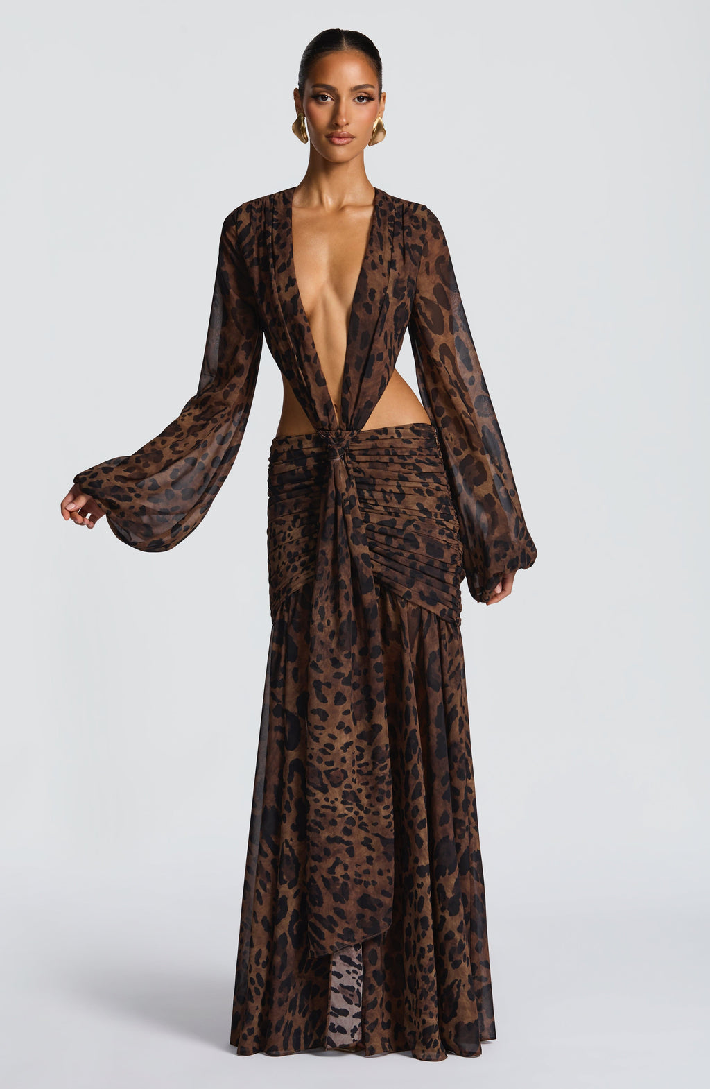 Estiloso vestido largo estampado de leopardo de invitada de boda con manga larga y escote profundo | Largo