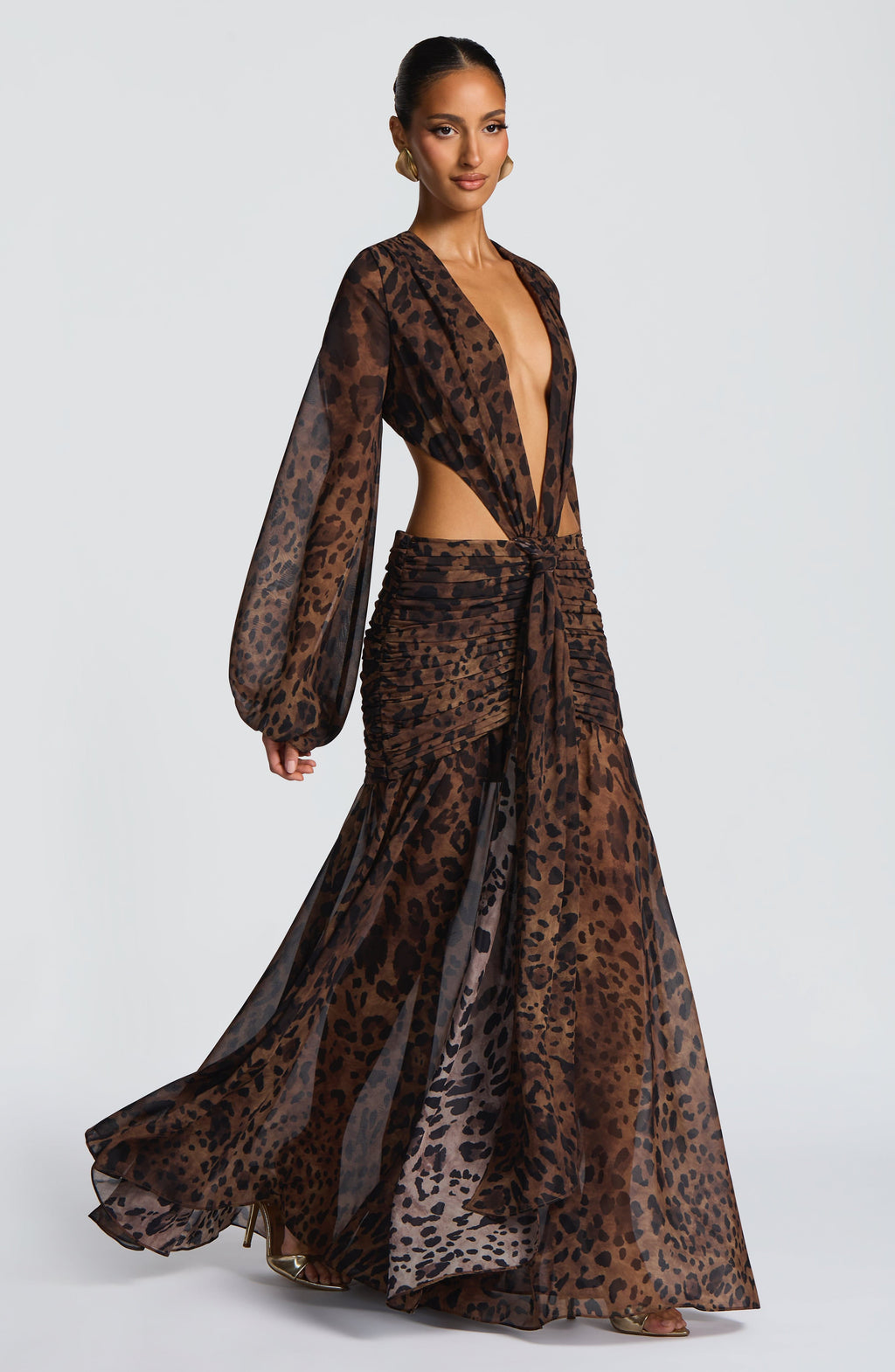 Estiloso vestido largo estampado de leopardo de invitada de boda con manga larga y escote profundo | Largo