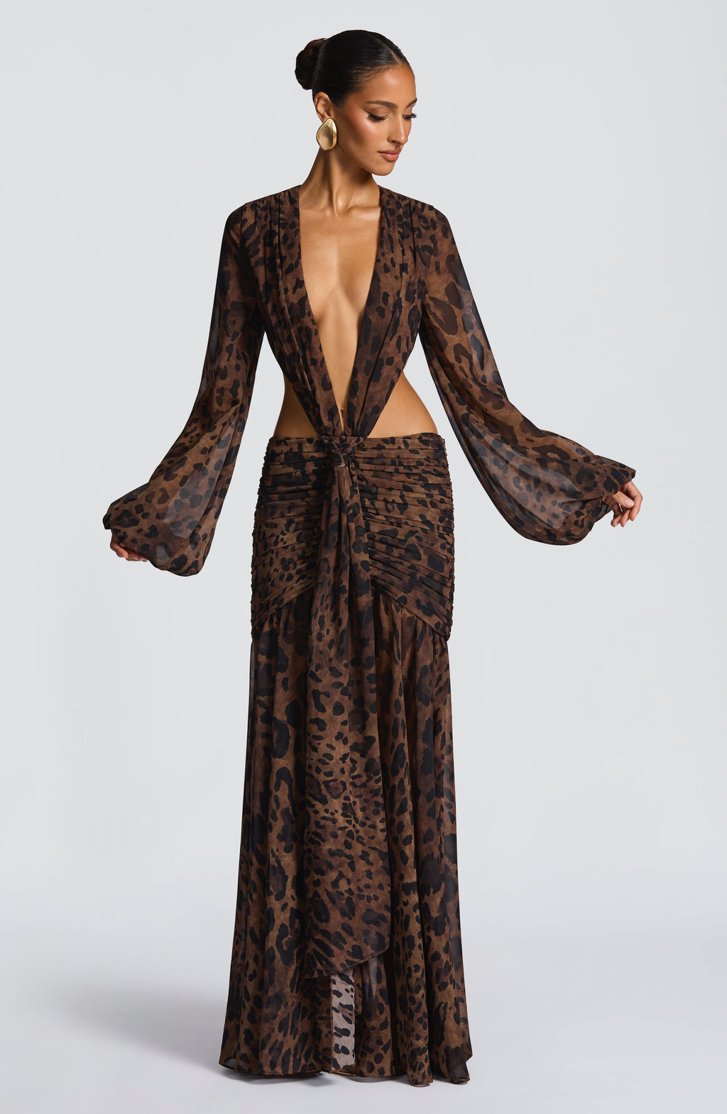 Estiloso vestido largo estampado de leopardo de invitada de boda con manga larga y escote profundo | Largo