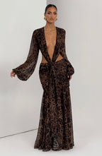 Estiloso vestido largo estampado de leopardo de invitada de boda con manga larga y escote profundo | Largo