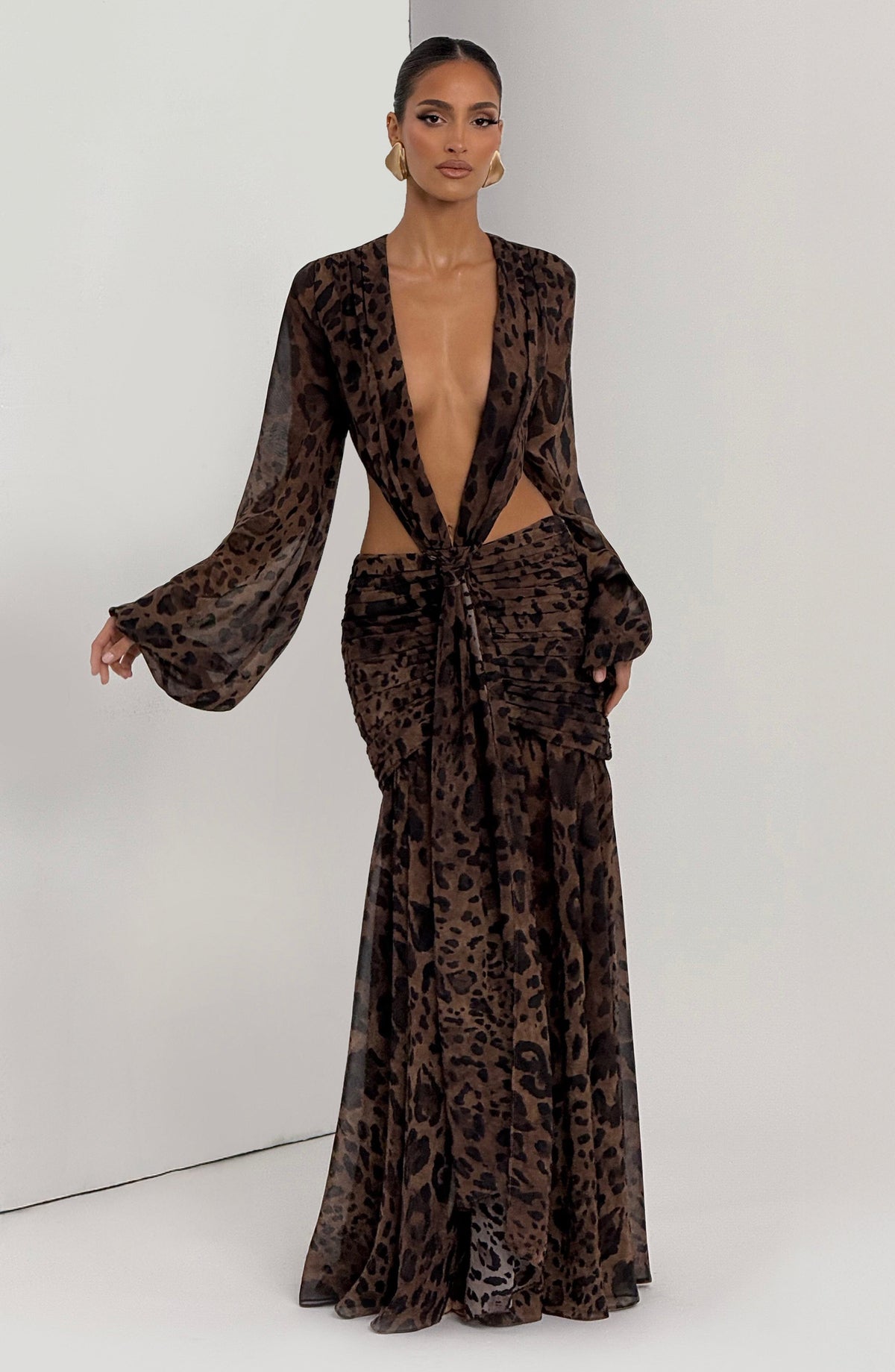 Estiloso vestido largo estampado de leopardo de invitada de boda con manga larga y escote profundo | Largo