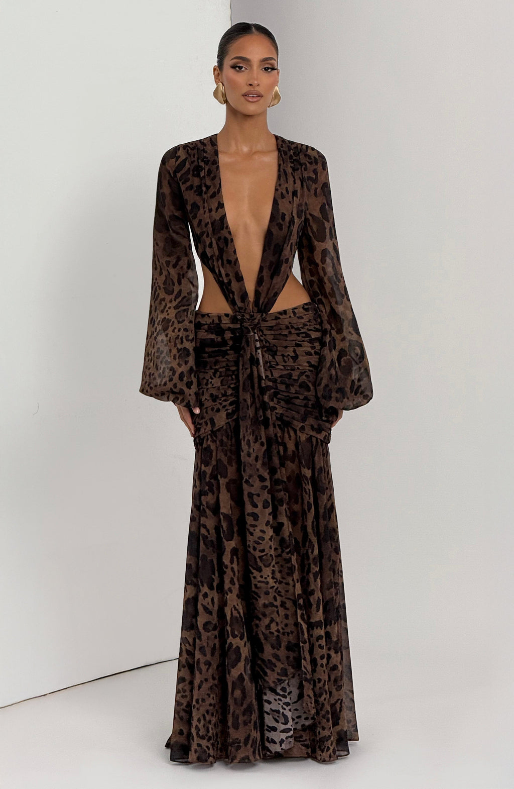 Estiloso vestido largo estampado de leopardo de invitada de boda con manga larga y escote profundo | Largo