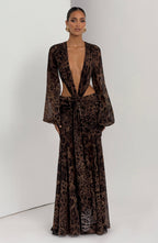 Estiloso vestido largo estampado de leopardo de invitada de boda con manga larga y escote profundo | Largo