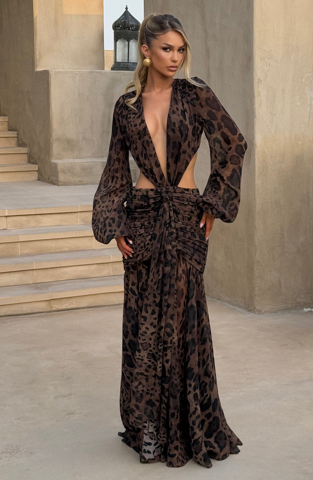 Estiloso vestido largo estampado de leopardo de invitada de boda con manga larga y escote profundo | Largo