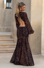 Estiloso vestido largo estampado de leopardo de invitada de boda con manga larga y escote profundo | Largo