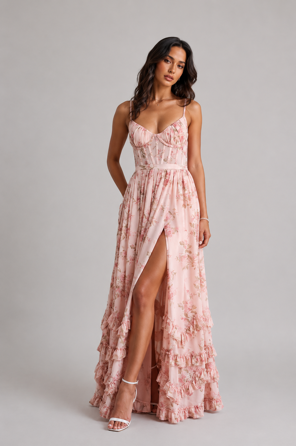Estiloso vestido largo floral de invitada de boda con efecto corsé y volantes en el bajo | Largo
