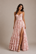 Estiloso vestido largo floral de invitada de boda con efecto corsé y volantes en el bajo | Largo