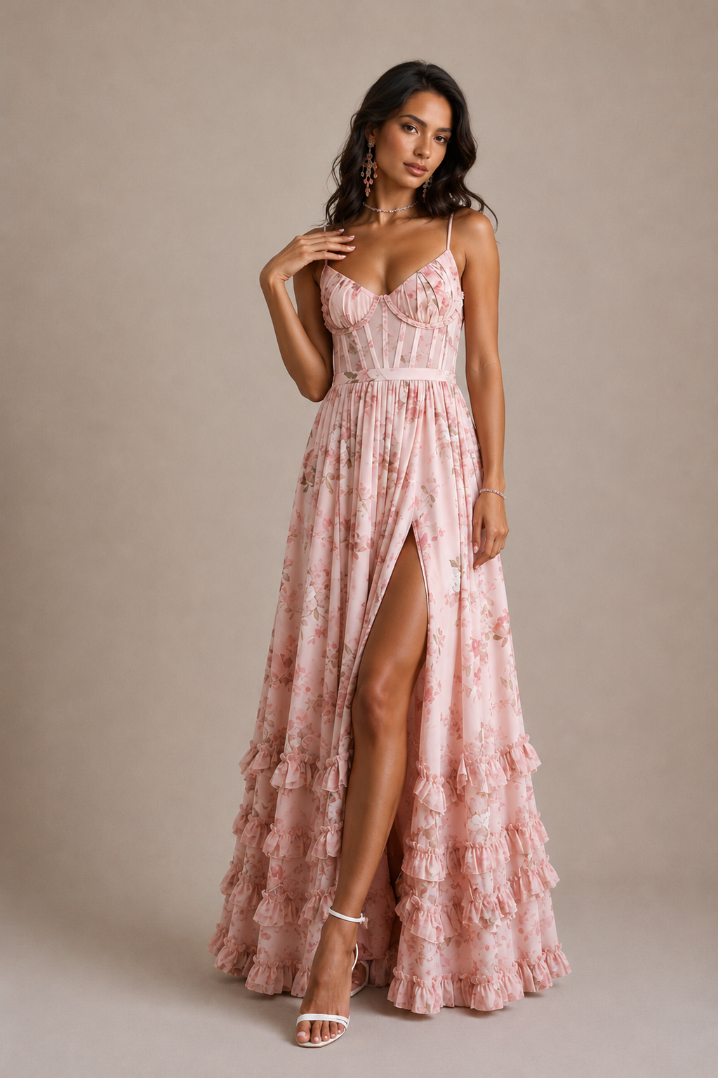 Estiloso vestido largo floral de invitada de boda con efecto corsé y volantes en el bajo | Largo