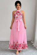 Elegante vestido largo de invitada de boda plisado floral con cuello halter y cinturón | Maxi